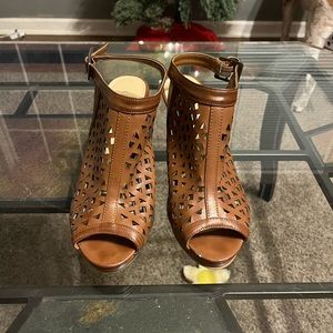 Brown open-toed heels